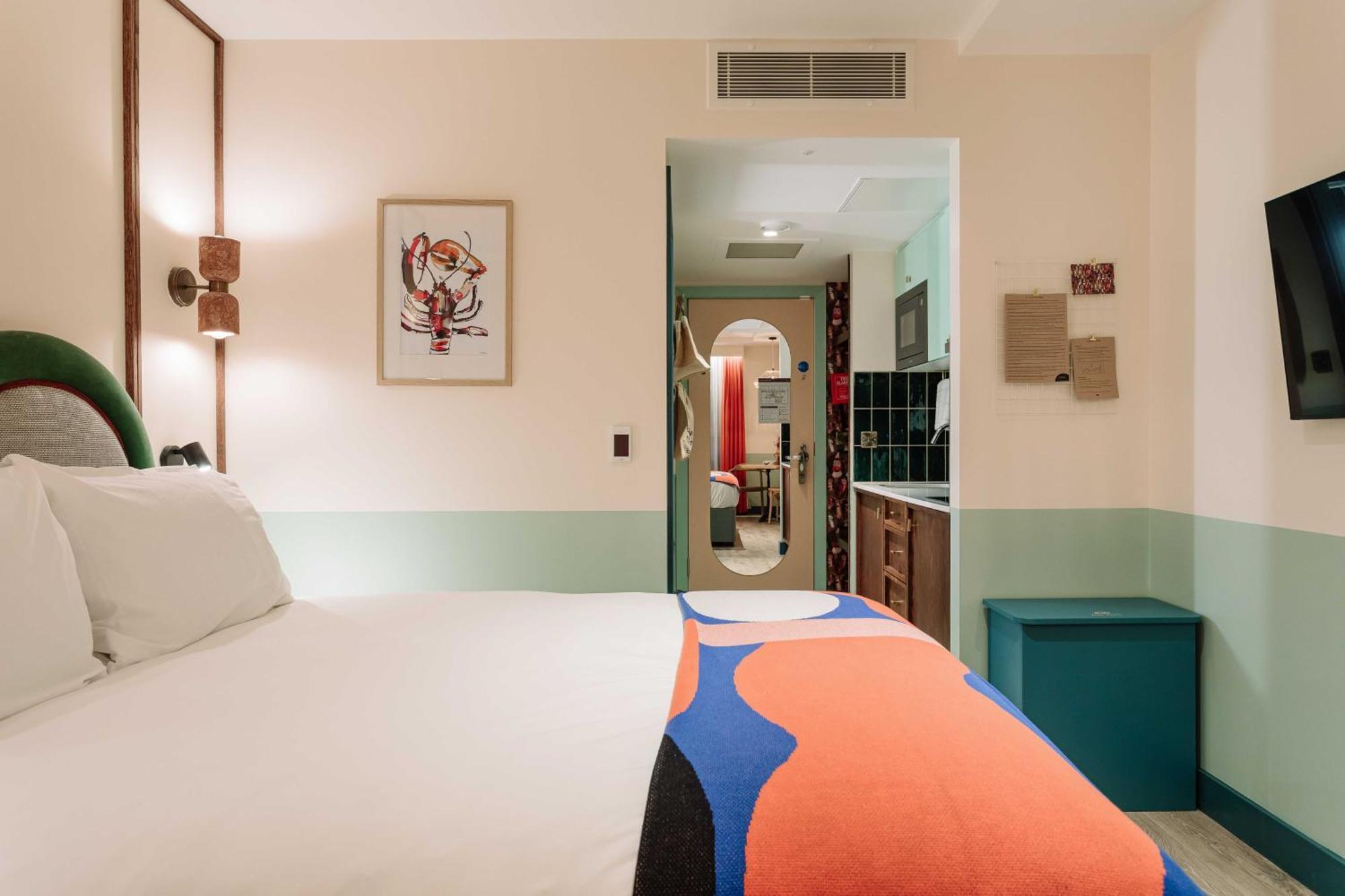 Room2 Hometel 4*